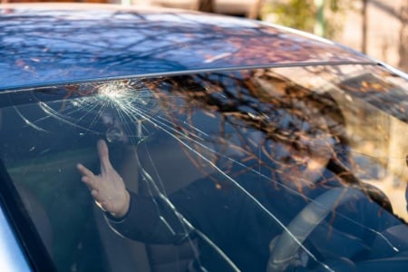 Quand faut-il privilégier le remplacement complet du vitrage automobile ?
