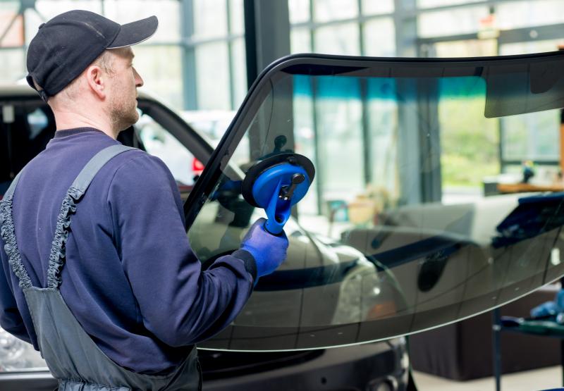 Les critères essentiels pour choisir un vitrier automobile professionnel