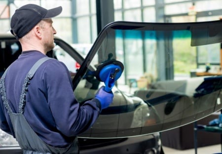 Les critères essentiels pour choisir un vitrier automobile professionnel