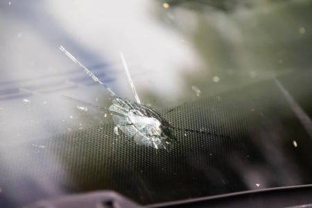 Impacts sur pare-brise, réparer ou remplacer, les solutions adaptées