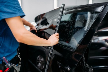 Les avantages du service de vitrage automobile à domicile pour votre confort